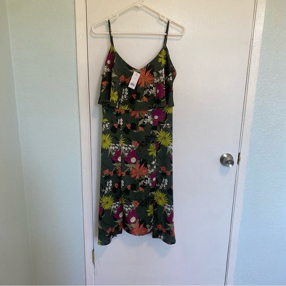 Banana Republic Dresses & Skirts - Banana Republic NWT Satin Style Spaghetti Strap Green Boho Floral Dress Sz 8 New